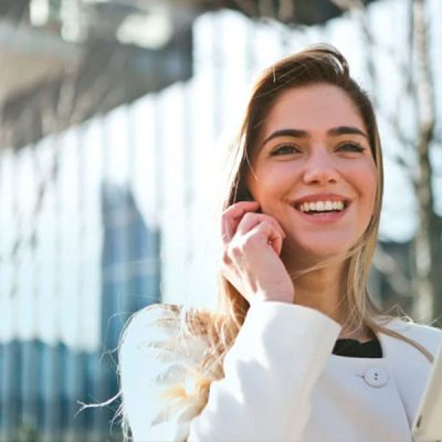 recepcionista mulher terceirização de serviços grupo cnj poços de caldas recepcionista mulher falando ao telefone terceirização de serviços grupo cnj poços de caldas